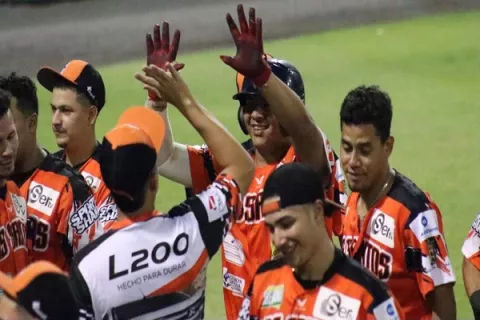 Coclé y Los Santos inician su lucha por un boleto a la final