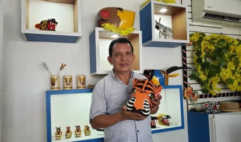 Luis Pertuz, amante del arte con madera