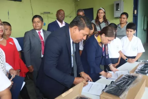 Estudiantes de Panamá Centro y Oeste reciben computadoras 