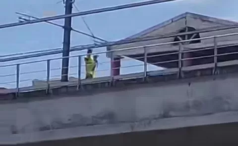 Mujer con bebé en brazos obligó a paralizar el metro