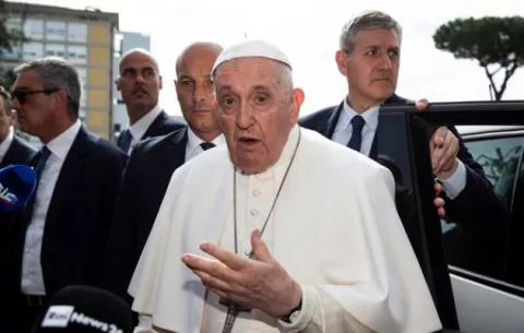 El papa a su salida del hospital: 'Todavía estoy vivo'