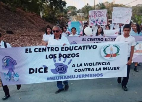 Marchan contra la violencia de género en Los Pozos