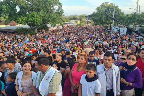 Miles de personas asisten a la Semana Santa Viviente en Pesé