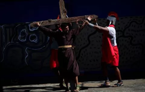 Presos interpretan la Pasión de Cristo en busca del perdón