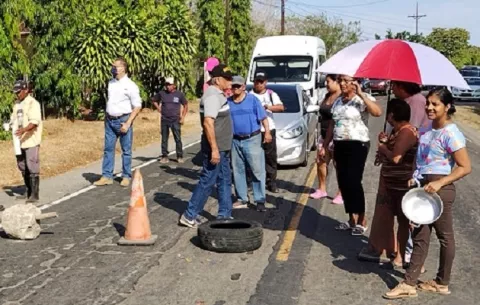Pobladores de El Espino cierran vía hacia El Valle de Antón