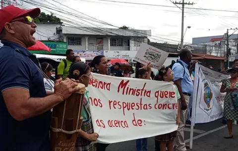 Padres de familia salen a las calles de Chorrera a protestar