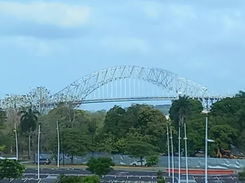 Sigue atrasándose licitación para reparación de puente