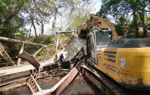 Remueven escombros de puente sobre el río Toabré en Coclé