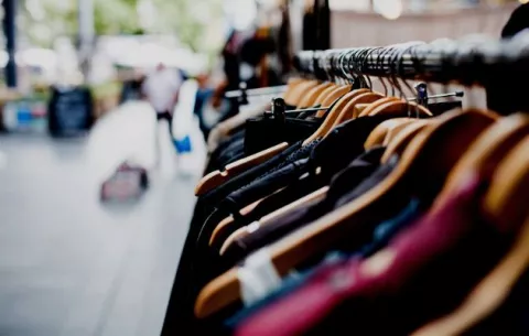 Día de la Tierra: ¿Cuánto aportas al comprar ropa usada?