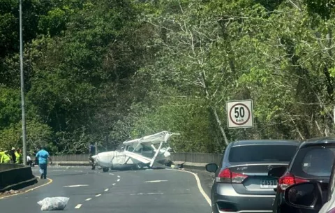 Avioneta HP-1655 sufre imprevisto; aterriza en plena avenida
