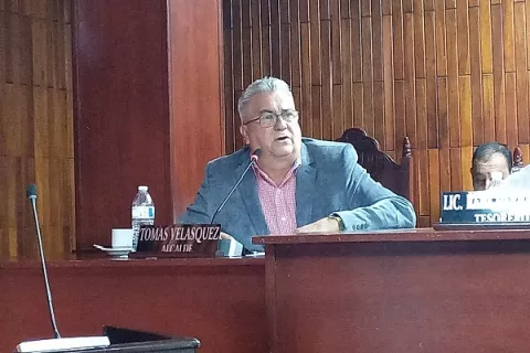 Alcalde se defiende de acusaciones de violencia de género