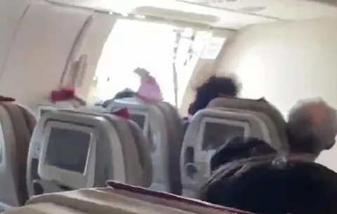 Pasajero abre la puerta de un avión en pleno vuelo