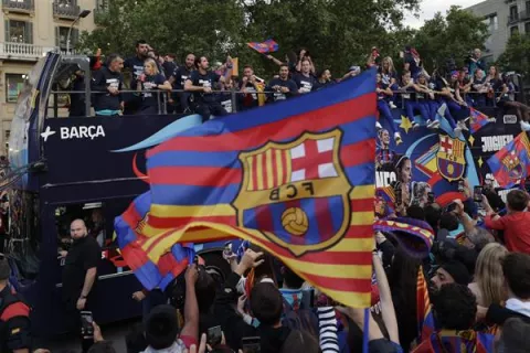 Barcelona festeja, pero no olvida a Messi