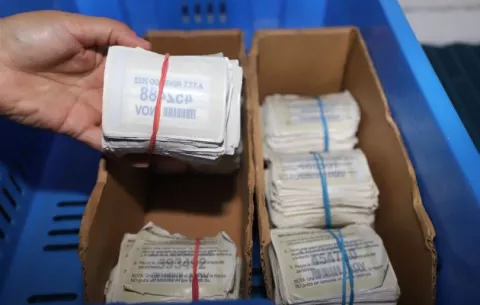 Más de 200 mil placas y calcomanías no han sido retiradas