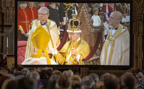 Carlos III fue coronado rey: 'Dios salve al rey'
