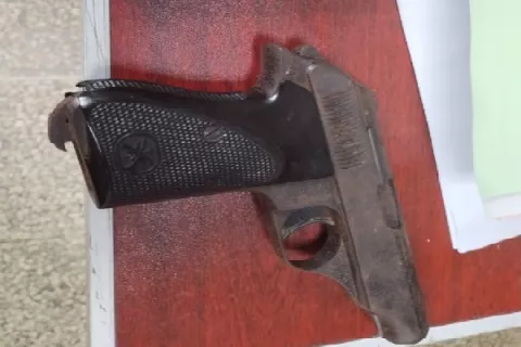 Retienen a estudiante con arma de fuego en su mochila