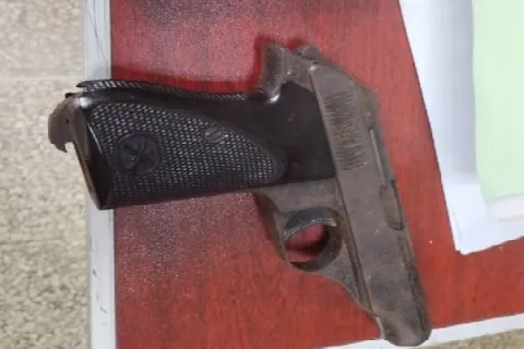 Ordenan detención a estudiante por portar arma en su mochila