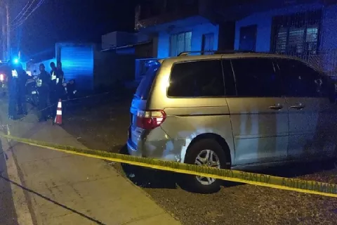Ataque de pistoleros a un auto deja cinco heridos en Colón
