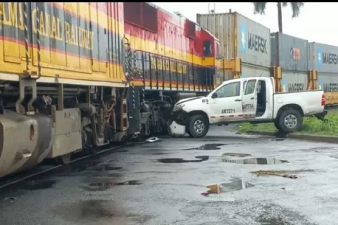 Choque frontal entre un pick-up y tren en Colón