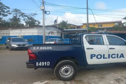 Denuncian a profesor por agredir a madre de familia en Colón