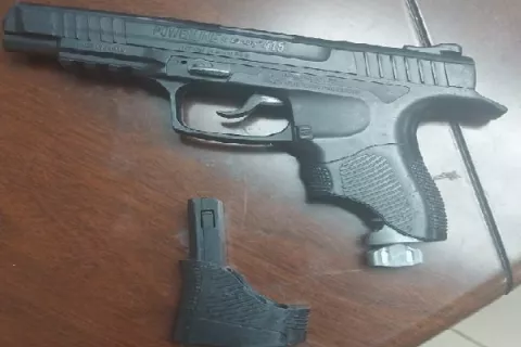 Atrapan a estudiante con una réplica de arma en su mochila 