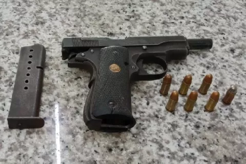 Estudiante cae con arma fuego en una parada de bus en Colón
