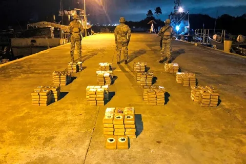 Incautan más de 300 paquetes de droga y una lancha artesanal