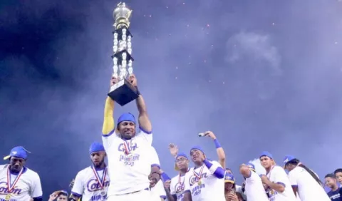 Colón puso el colorido en la final de béisbol, pero...