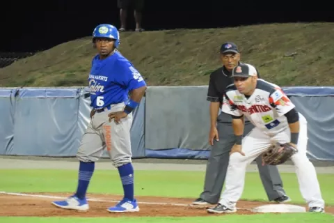 Colón toma ventaja en la serie final y recibe a Los Santos