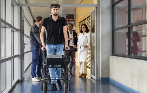 Conexión cerebro-ordenador permite caminar a un parapléjico