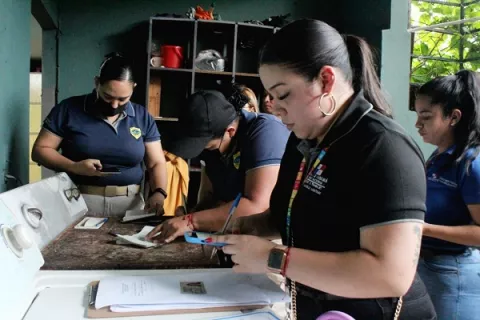 Detectan extranjeros laborando sin permiso en bares de David
