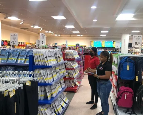 Escuela obligaba a padres a comprar textos y abrigos
