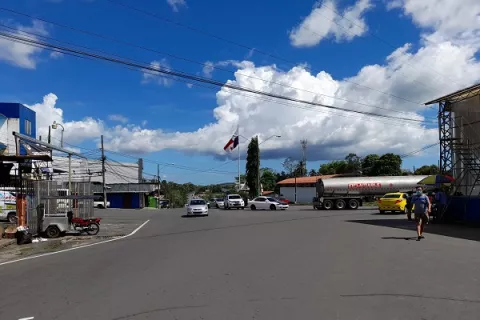 Ordenan la detención de 10 personas por hurto y robo de auto