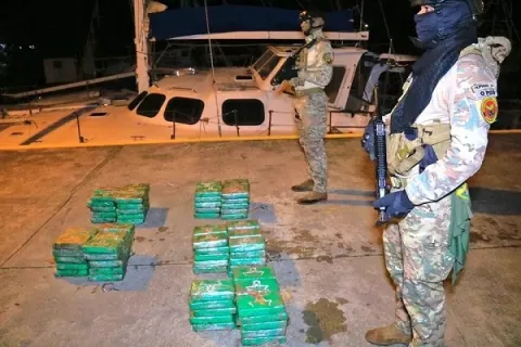 Decomisan 120 paquetes de droga y detienen a dos hombres