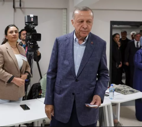 Erdogan lucha para ganar y evitar segunda vuelta
