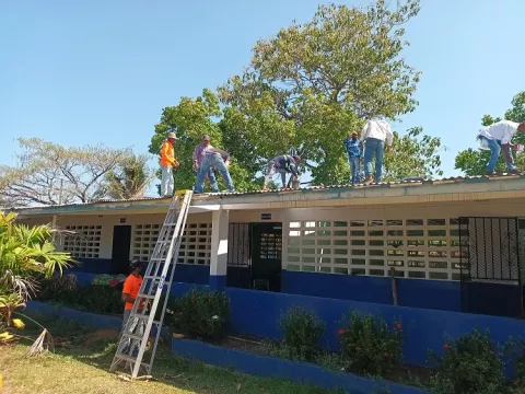 Suspenden clases por guano de murciélago en Mariato