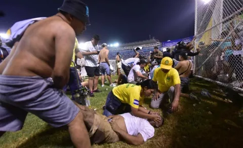 El Salvador: Estampida en estadio deja más de 10 muertos 