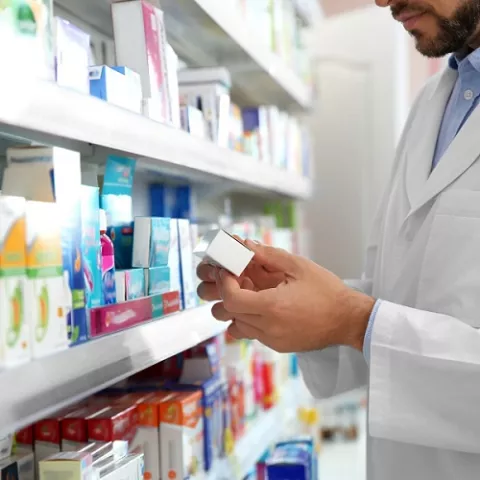 Farmacéuticos opuestos a suspensión de servicio por docencia