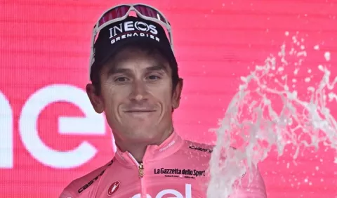 Covid-19 golpea al Giro; Thomas sigue con la rosa