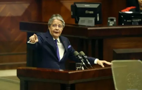 Presidente de Ecuador disuelve parlamento 
