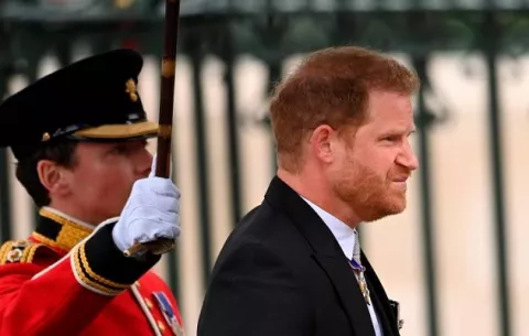 Carlos, dolido por la rápida marcha de Harry tras coronación
