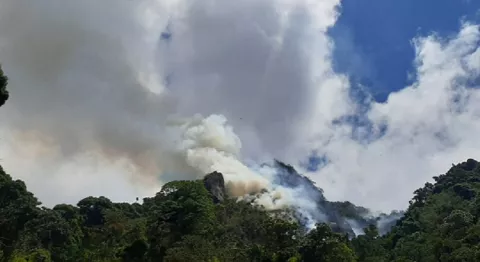 Helicóptero del Senan en extinción de fuego en Cerro Punta 