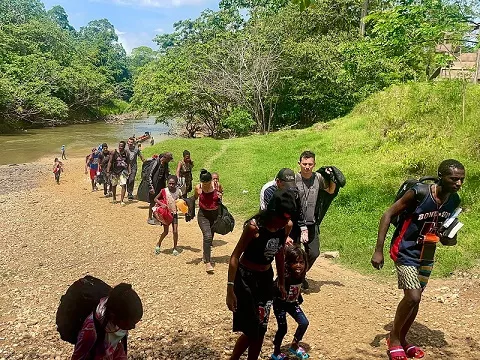 Bajo custodia niño abandonado en el flujo migratorio