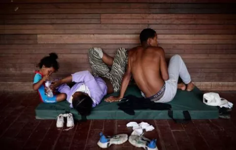 Hartos de abusos, migrantes abandonan su viaje hacia EE.UU.