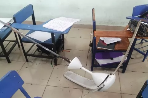 Una maestra y siete niños heridos al caerles un abanico