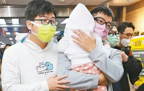 Taiwán permitirá a parejas homosexuales adoptar  niños