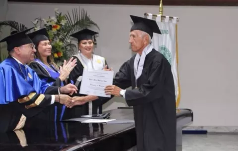 Estudiante se gradúa de periodista a los 83 años en la UP