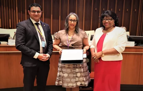 OMS premia a panameña por contribución al control del tabaco