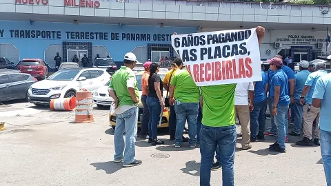Transportistas protestan ante sede la ATTT en Panamá Oeste