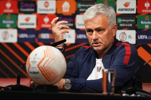 Mourinho de la Roma: 'La historia hace favorito al Sevilla'